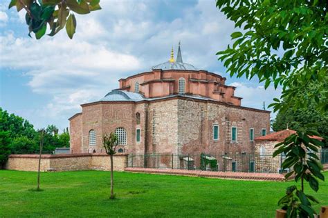  A Küçük Ayasofya Camii Uma Sinfonia de Cores e Reflexos Arquivoltados!