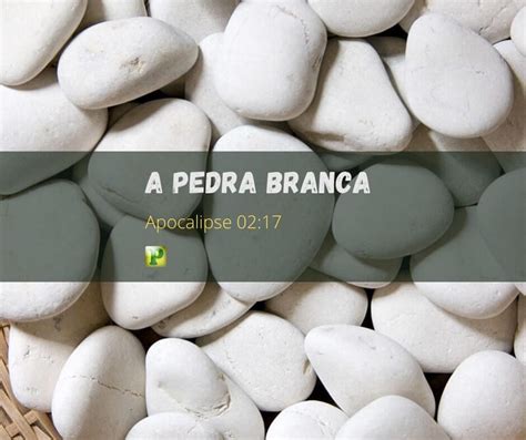  A Pedra de Um Deus Escondido: Uma Sinfonia em Areia e Pássaros!