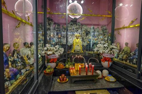 O Pagode de Jade e Prata Luminosa: Uma Jornada Através da Cor e da Intuição em um Vietnam do Século XVIII